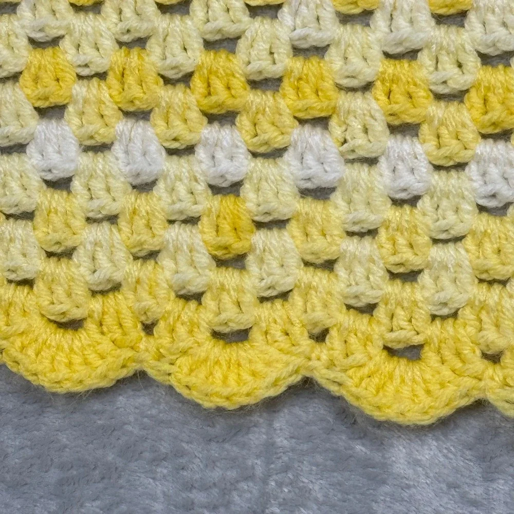 Handmade Crochet Granny Square Baby Blanket Yellow White Scalloped‎ 32 X 32